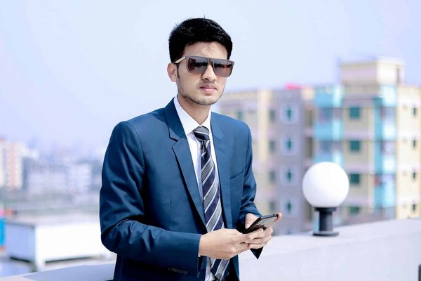 How to Style a Chambray Blazer for a Polished Yet Relaxed Business Casual Look?